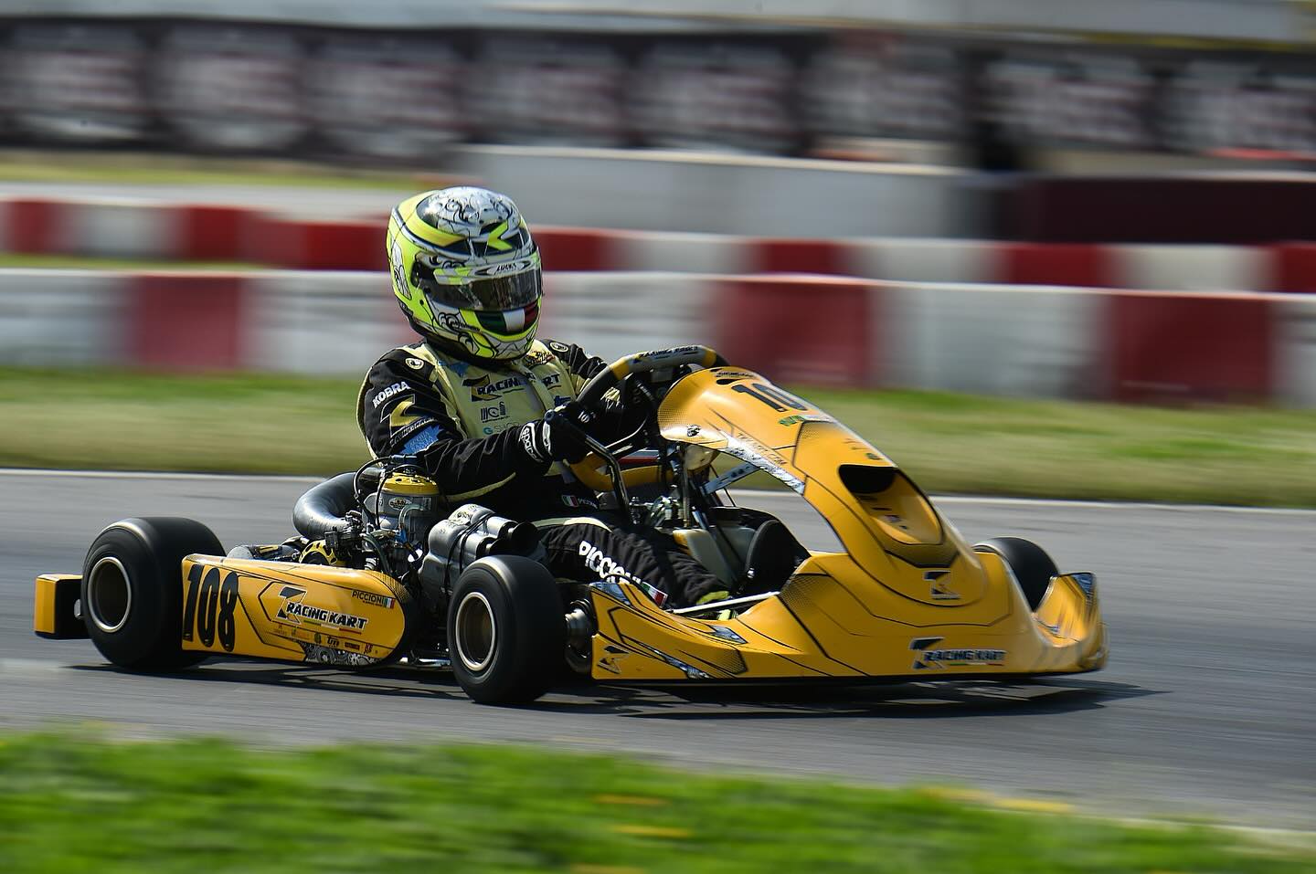 Alberto con traje de piloto