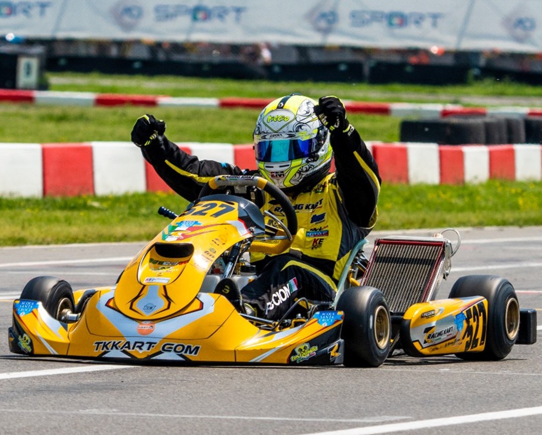 Alberto con traje de piloto